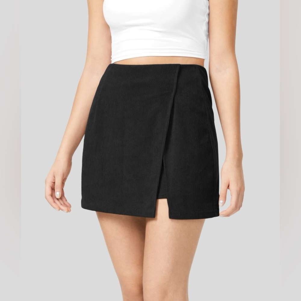 Halara Black High Waisted Back Zipper Split‎ Hem 2-in-1 Casual Skirt | NEW!!🖤